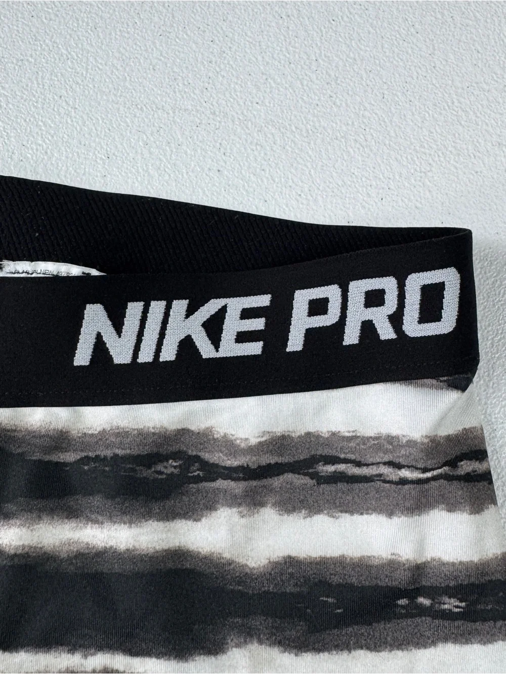 Nike Pro‎ Athletic Capri Womens M Medium Black Grey Pull On Mid Rise Skinny Leg